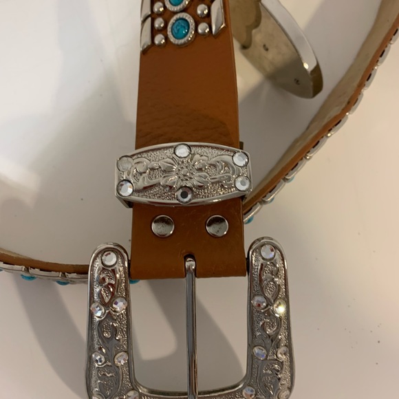 Genuine Italian leather turquoise studded belt with silver details. 41” long - Picture 6 of 9